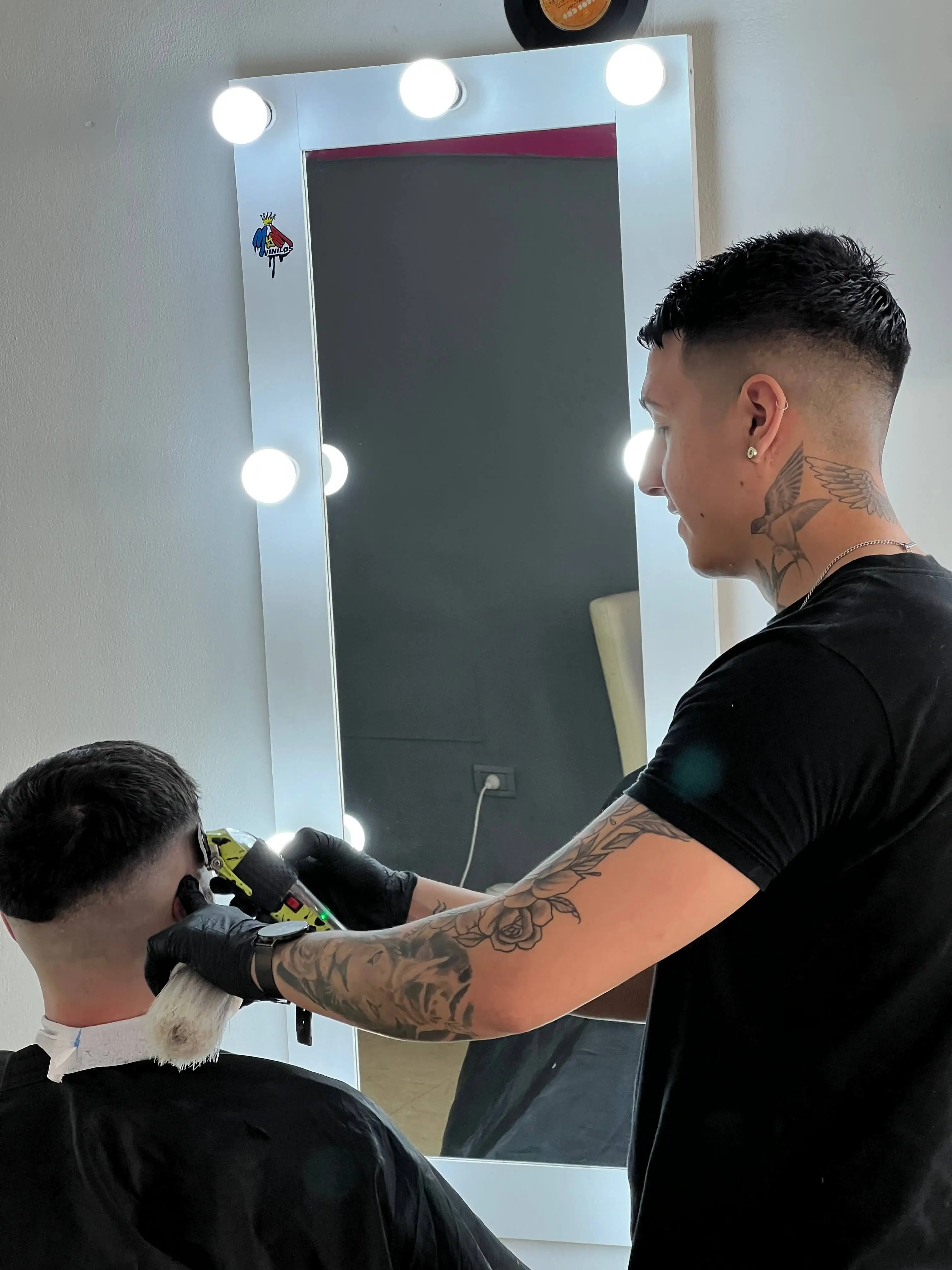 barbero cortando el pelo a cliente 4